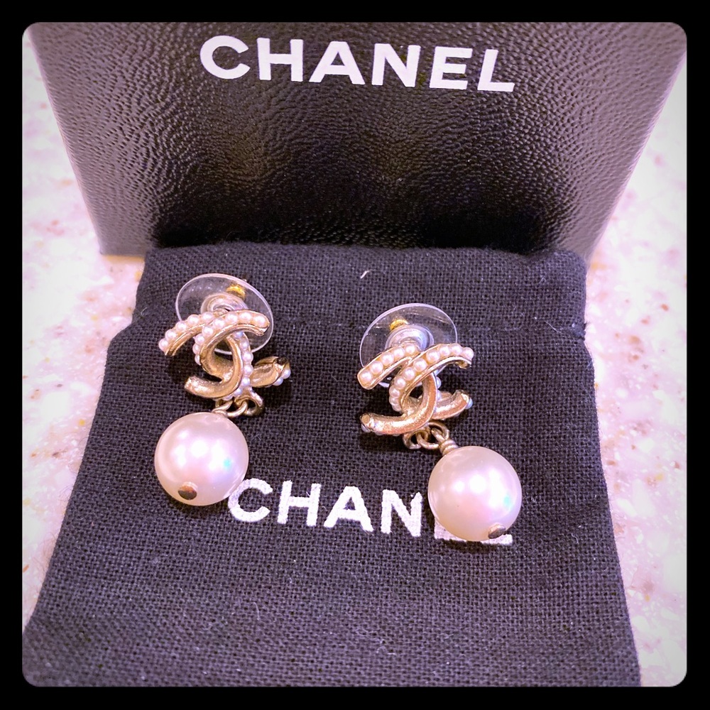 Dainty, soft gold Chanel CC earnings